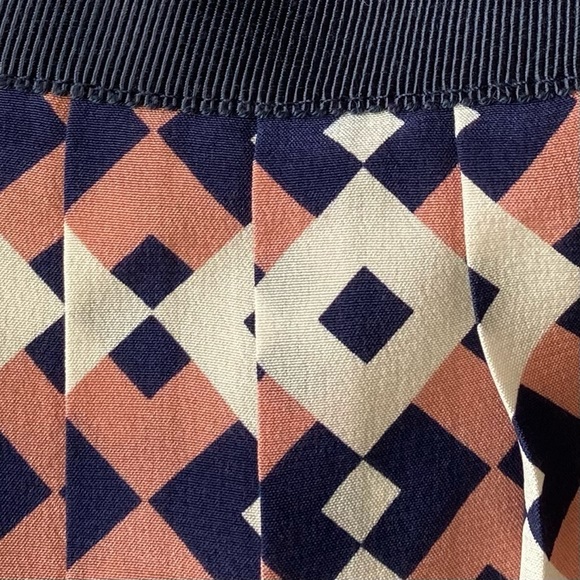 J. Crew Women’s Navy, Pink, Cream Diamond Print Pleated Skirt 100% Silk Size 10 - Picture 5 of 11